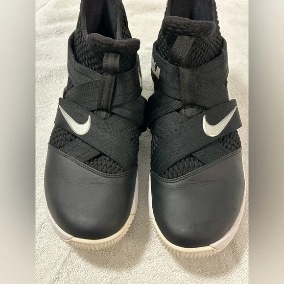 Nike 2018 LeBron Soldier 12 Mens Laceless Black & White Basketball Sneakers 9.5 - Picture 2 of 14